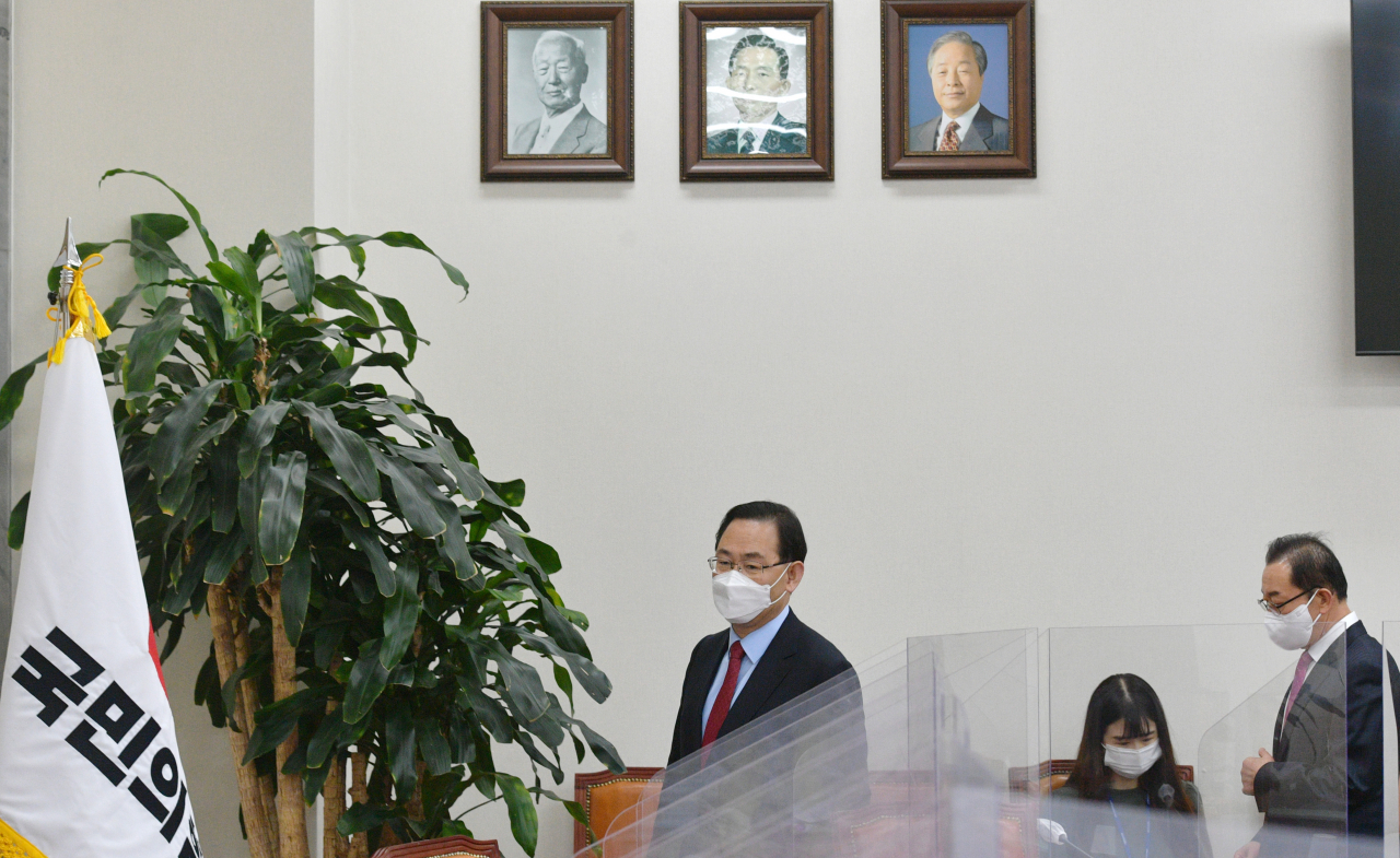 주호영 국민의힘 대표 대행(왼쪽)이 15일 오전 국회에서 열린 비상대책위원회의에 입장하고 있다. [연합]