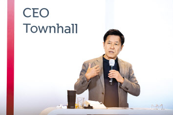 박정호 SK텔레콤 대표이사(CEO)가 14일 열린 온라인 타운홀 행사에서 구성원들에게 인적분할 취지와 회사 비전을 설명하고 있다. [SK텔레콤 제공]