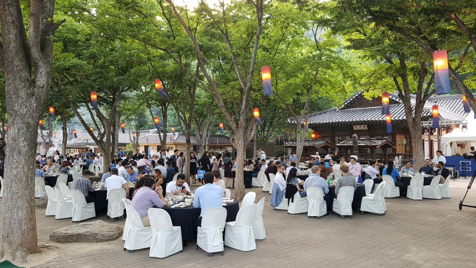 2018년 한국민속촌에서 열린 ‘삼성전자 글로벌 리테일 콘퍼런스만찬’[경기도 제공]