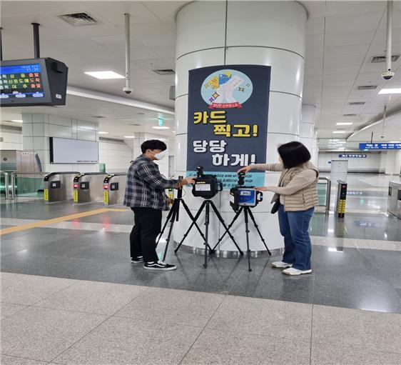 지하역사 시료채취[경기도 제공]