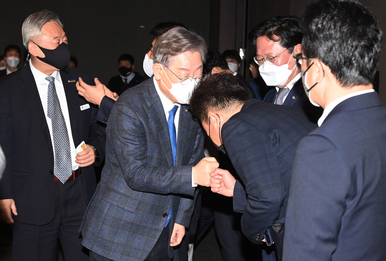 이재명 경기도지사가 경기지역 국회의원 정책협의회에서 의원들과 인사를 나누고 있다. [연합]