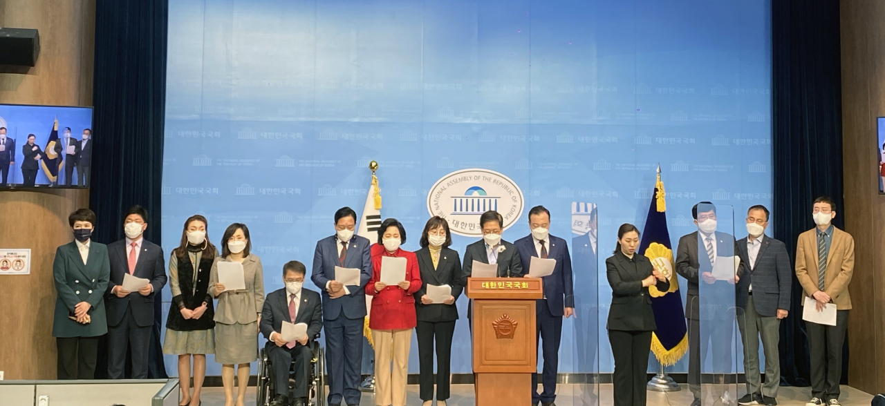 국민의힘 초선의원들이 15일 국회 소통관에서 소급적용이 포함된 소상공인 손실보상법을 4월 임시국회에서 처리하자는 성명서를 발표하고 있다. [최승재 국민의힘 의원실 제공]