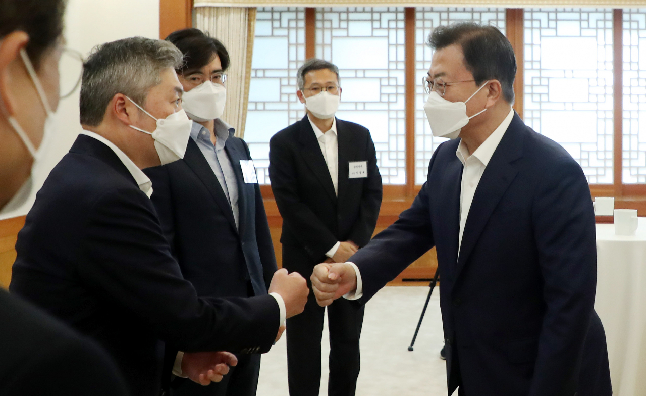 문재인 대통령이 15일 오후 청와대에서 열린 확대경제장관회의 사전환담에서 최웅선 인팩 대표이사와 인사를 하고 있다. [연합]