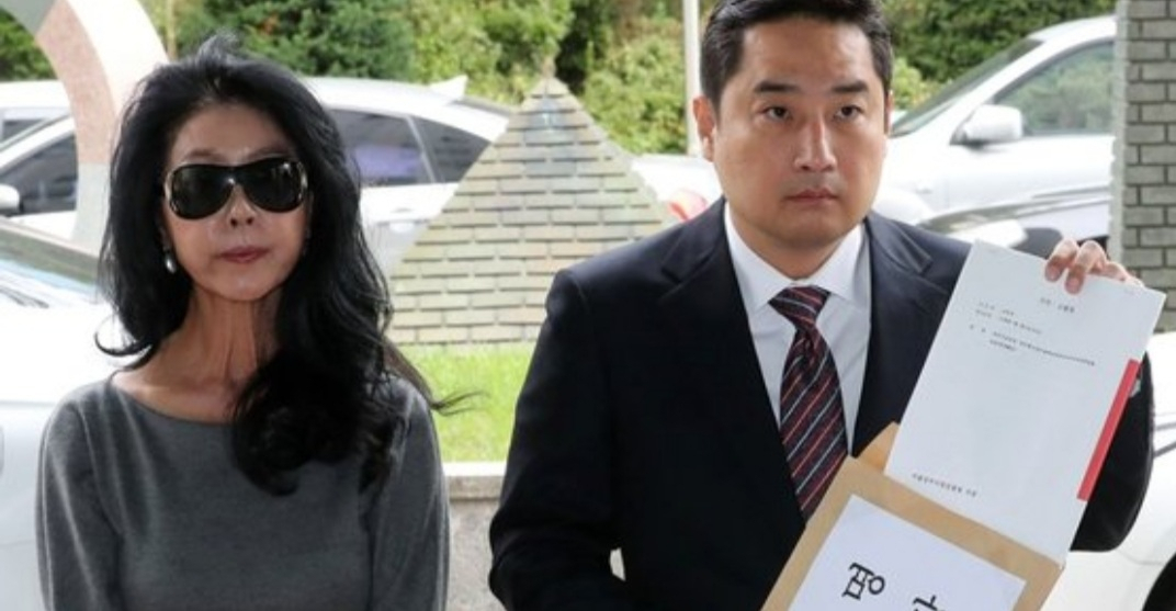 김부선(왼쪽)씨가 지난 2018년 9월 법률대리인 강용석 변호사와 함께 이재명 지사를 상대로 검찰에 고소장을 제출하고 있다. [연합]