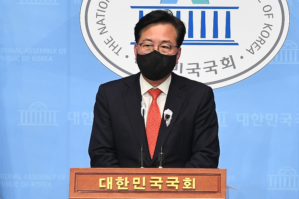 '당직자 폭행'으로 물의를 일으켰던 송언석 국민의힘 의원이 14일 서울 여의도 국회 소통관에서 탈당 기자회견을 하며 사과하고 있다. [헤럴드경제=이상섭 기자]