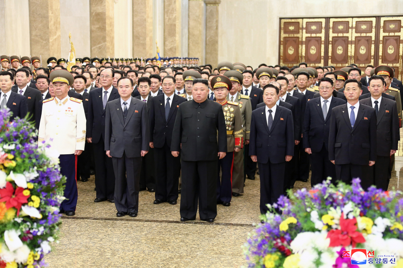지난 2월 16일 김정일 국방위원장의 생일(광명성절) 당시 금수산태양궁전을 참배한 김정은 북한 국무위원장의 모습. [헤럴드DB]