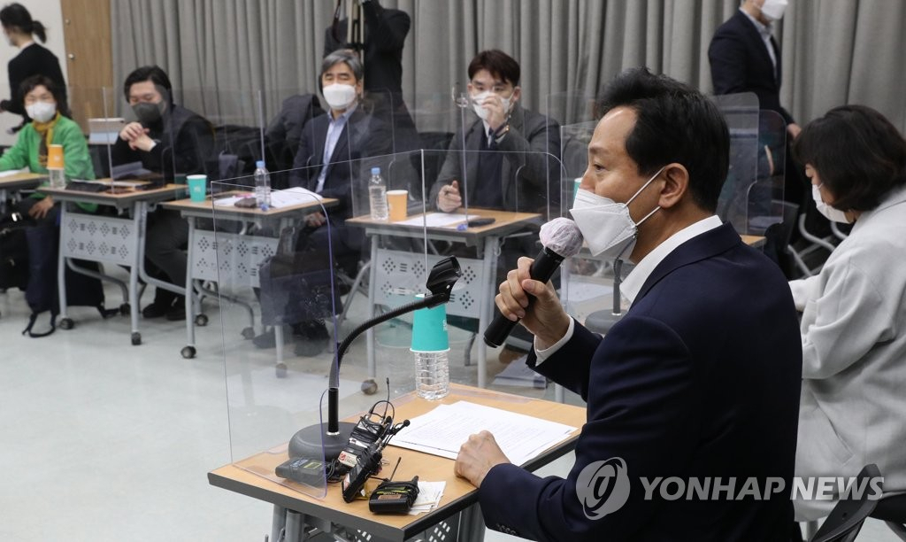 지난달 12일 서울 영등포구 서울시사회복지사협회에서 오세훈 당시 국민의힘 서울시장 후보가 서울시 소재 사회복지시설단체 대표자들과 가진 간담회에서 인사말을 하고 있다. [국회사진기자단]