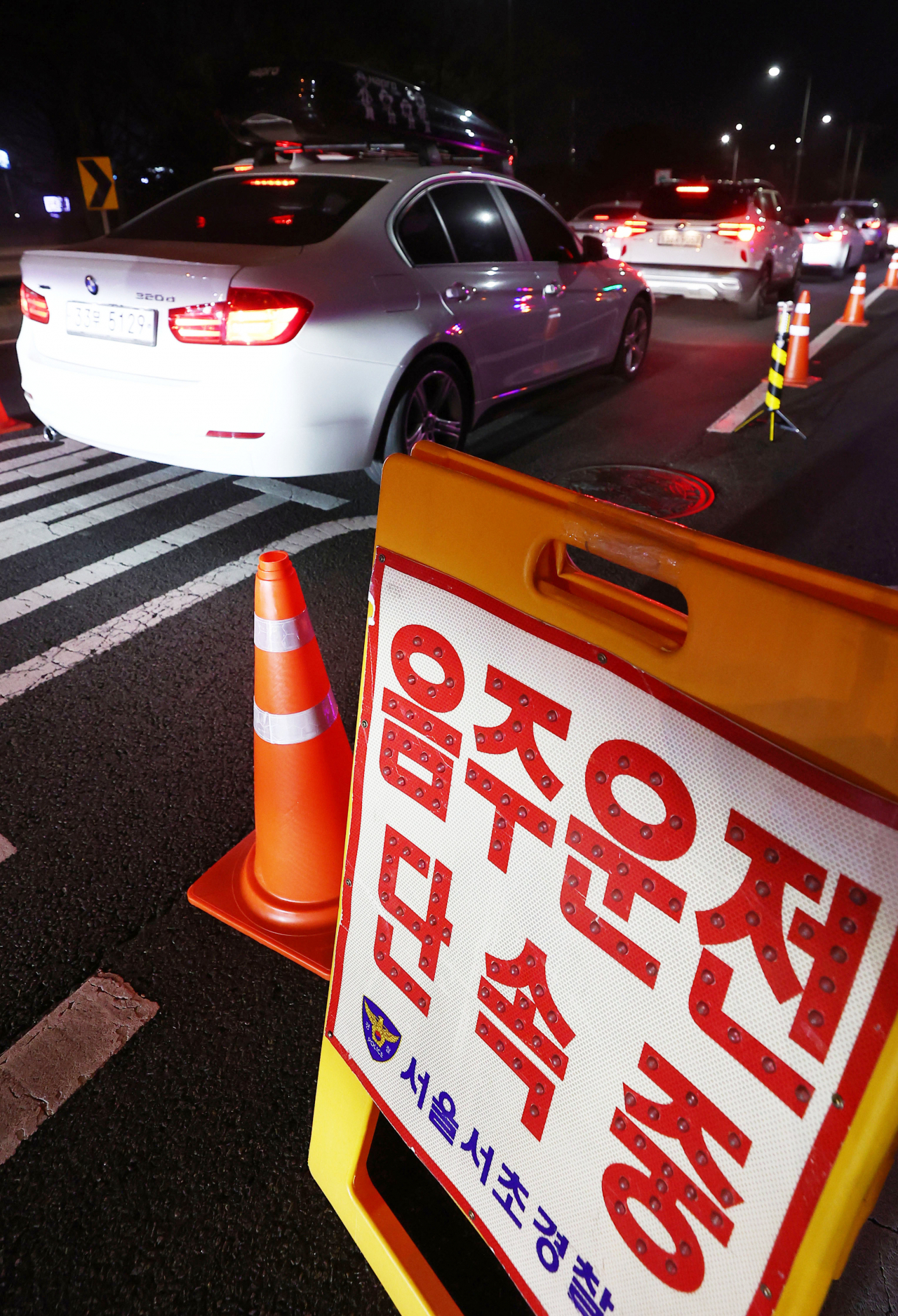 지난 달 25일 밤 서울 서초 IC 진입로에서 경찰이 음주단속을 하고 있다. [연합]