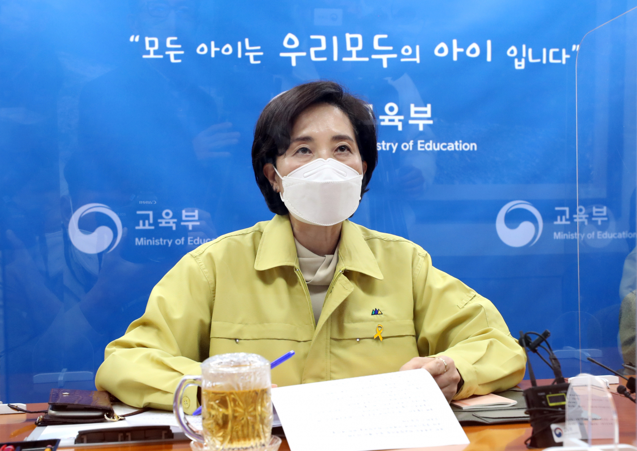 유은혜 사회부총리 겸 교육부 장관이 15일 정부서울청사에서 열린 학교방역 강화를 위한 전문가 간담회에서 발언하고 있다. [연합]