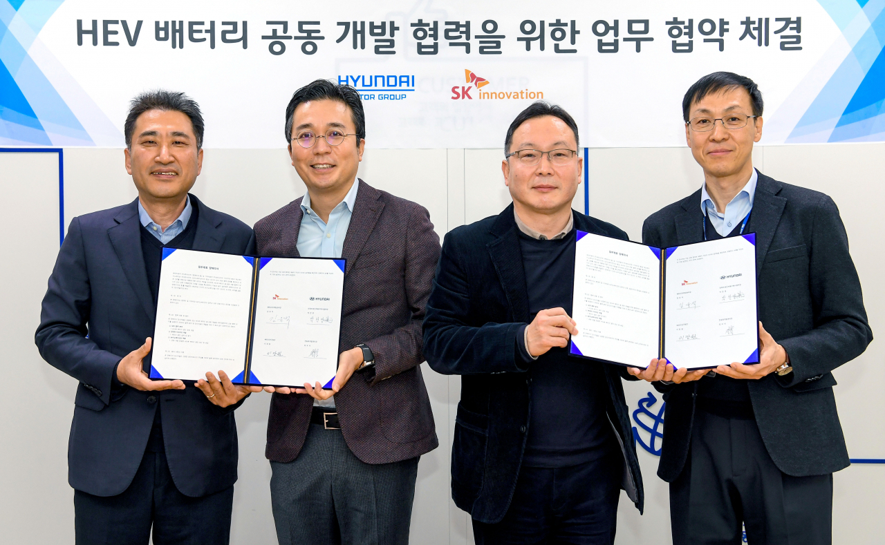현대차·기아와 SK이노베이션이 하이브리드 전기차(HEV) 배터리 공동 개발에 나선다. 현대자동차 최우석 전동화개발센터장, SK이노베이션 김유석 배터리마케팅본부장, 현대자동차 박찬영 파워트레인부품구매사업부장, SK이노베이션 이장원 배터리연구원장(왼쪽부터)이 현대차·기아 남양연구소에서 열린 협약식에서 기념 촬영을 하고 있다. [현대차·SK이노베이션 제공]