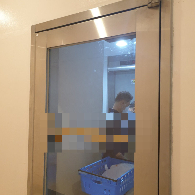 15일 송파구에 위치한 A 아파트에 배달·택배 종사자들이 화물용 엘리베이터 앞에서 기다리고 있다. 채상우 기자/ 123@heraldcorp.com