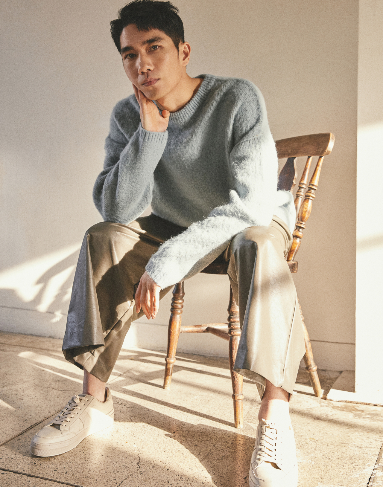 '낙원의 밤'의 엄태구는 거칠고 무섭지만, 실제 엄태구는 낯을 가리고 수줍어한다.
