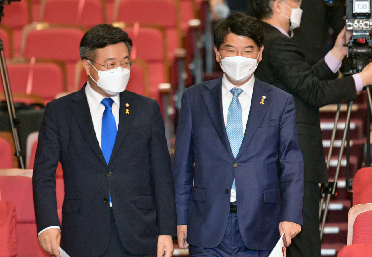 더불어민주당 원내대표 경선에 출마한 윤호중 의원과 박완주 의원이 16일 국회 의원회관에서 열린 원내대표 선출을 위한 의원총회에 나란히 참석하고 있다. 이상섭 기자