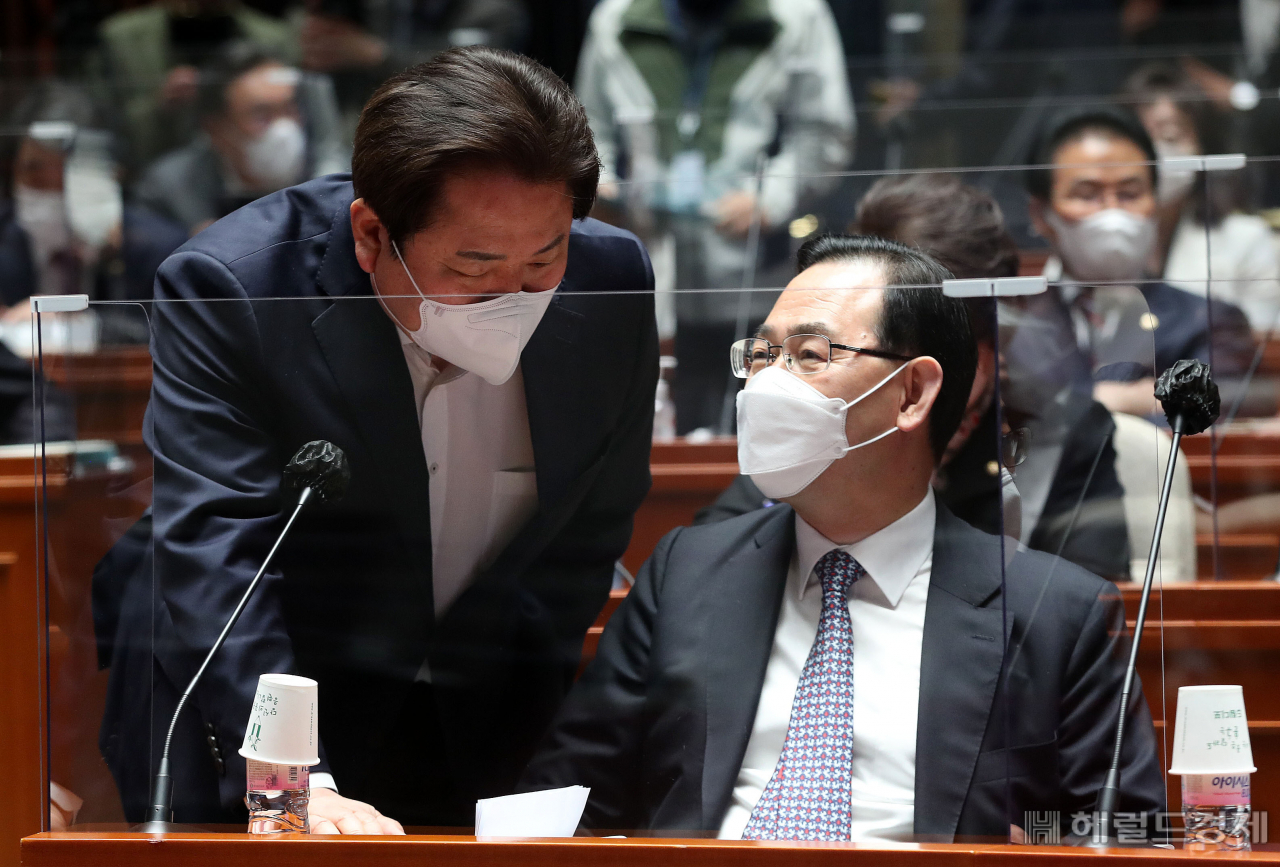 [헤럴드경제=이상섭 기자] 주호영 국민의힘 대표 권한대행과 정양석 사무총장이 16일 오전 서울 여의도 국회에서 열린 의원총회에서 대화를 나누고 있다. babtong@heraldcorp.com