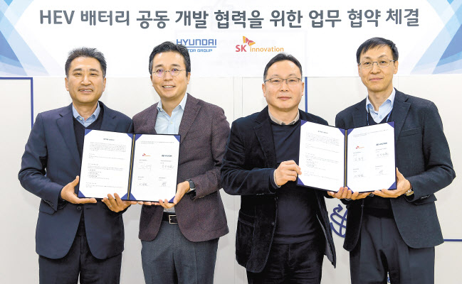 SK이노베이션과 현대차·기아가 합심해 전동화 차량 배터리 개발에 나선다고 16일 밝혔다. 양사가 개발하는 배터리는 2024년 현대자동차가 선보일 HEV 차량부터 적용된다. 현대자동차 최우석 전동화개발센터장(왼쪽부터), SK이노베이션 김유석 배터리마케팅본부장, 현대자동차 박찬영 파워트레인부품구매사업부장, SK이노베이션 이장원 배터리연구원장이 최근 현대차·기아 남양연구소에서 협력식을 갖고 포즈를 취하고 있다. [현대차·기아 제공]