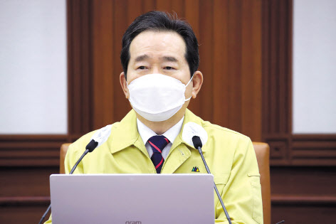정세균 국무총리가 16일 정부서울청사에서 열린 코로나19 대응 중앙재난안전대책본부 회의를 마지막으로 주재하고 있다. [연합]
