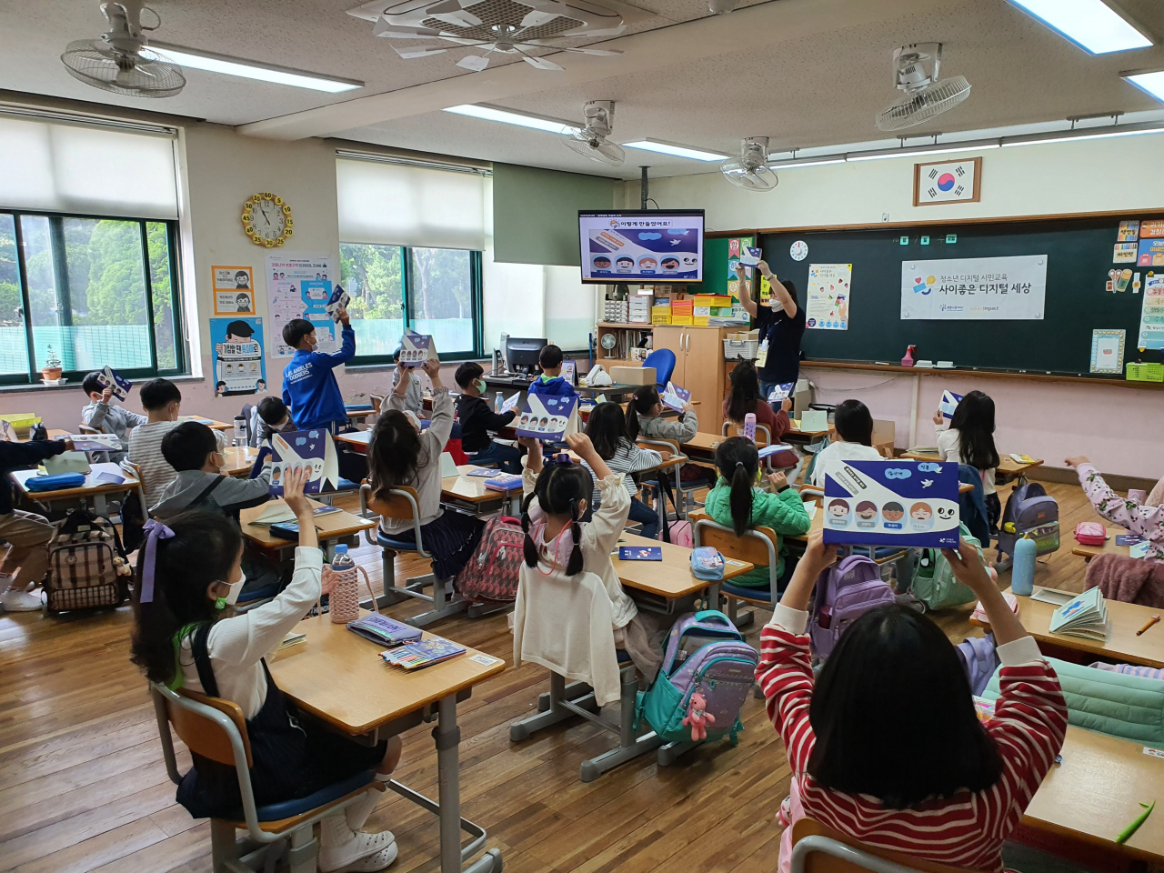 지난해 인천 청량초등학교에서 진행된 ‘사이좋은 디지털 세상’ 찾아가는 학교교육 현장 모습. [푸른나무재단 제공]