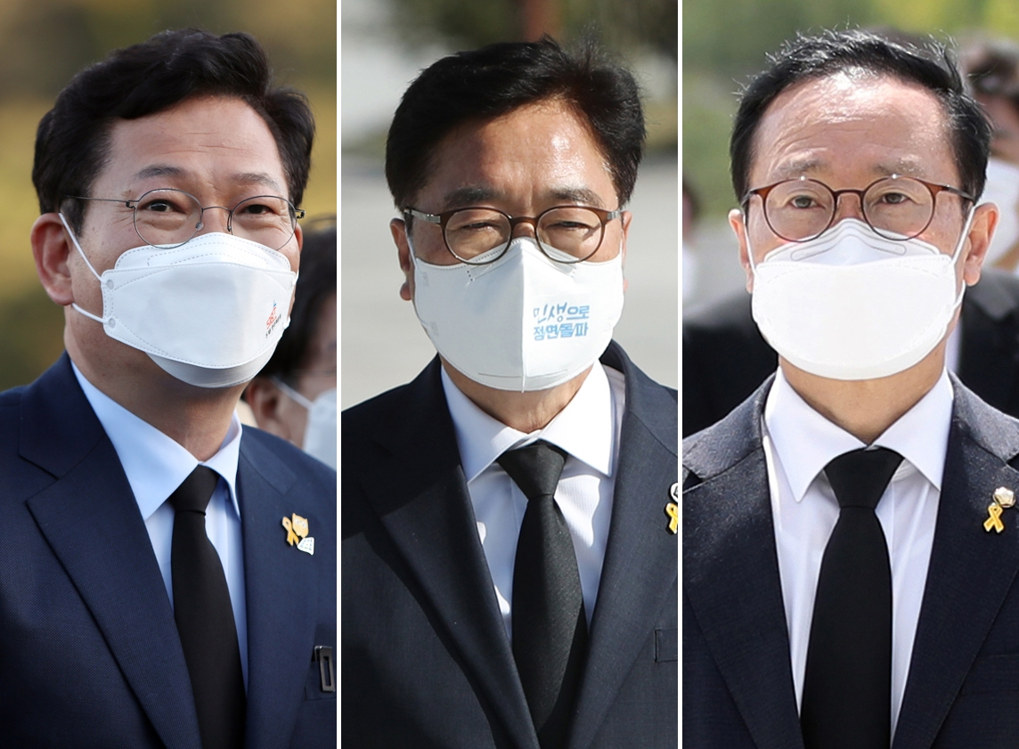 더불어민주당 당대표 출마를 선언한 송영길(왼쪽 사진부터), 우원식, 홍영표 의원이 15일 오후 광주 북구 운정동 국립 5·18민주묘지를 참배하고 있다. [국회사진기자단]