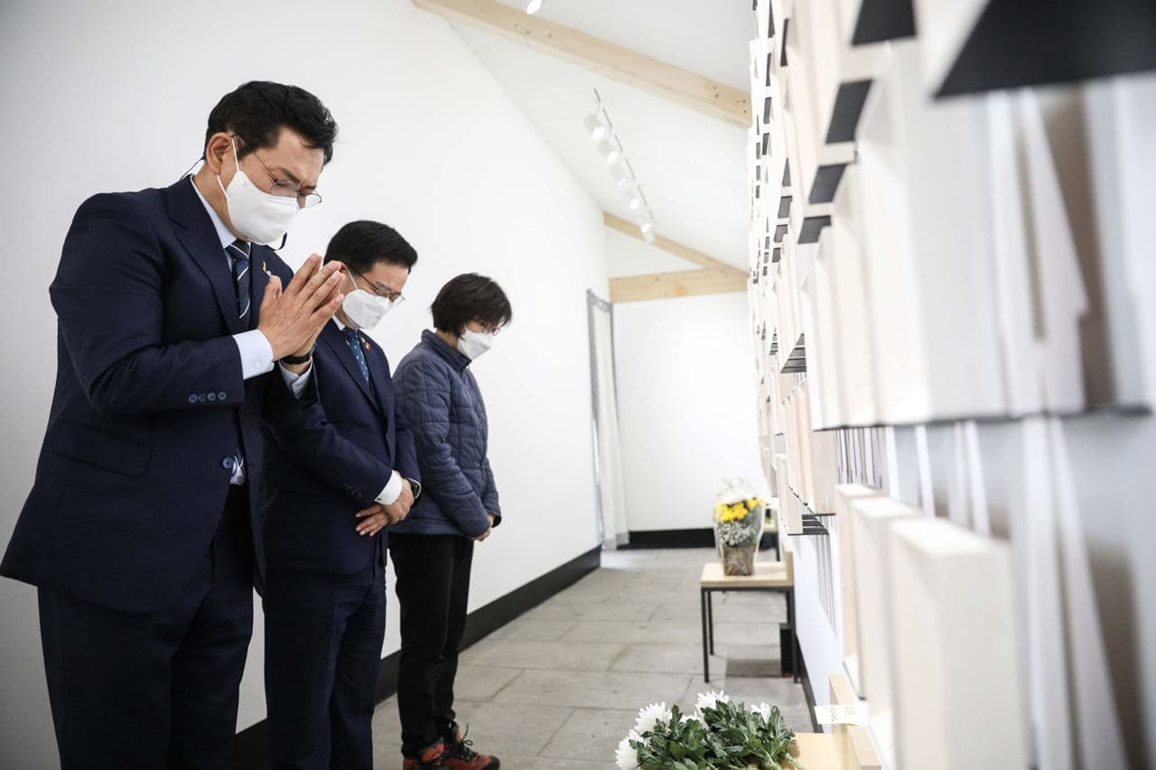 더불어민주당 당대표 출마를 선언한 송영길 의원이 15일 오후 서울 광화문광장 세월호 기억공간을 찾아 희생자들을 추모하고 있다. [국회사진기자단]
