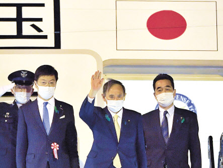 미일 정상회담 참석을 위한 워싱턴행 비행기에 오르는 스가 요시히데 일본 총리의 모습. [AP]