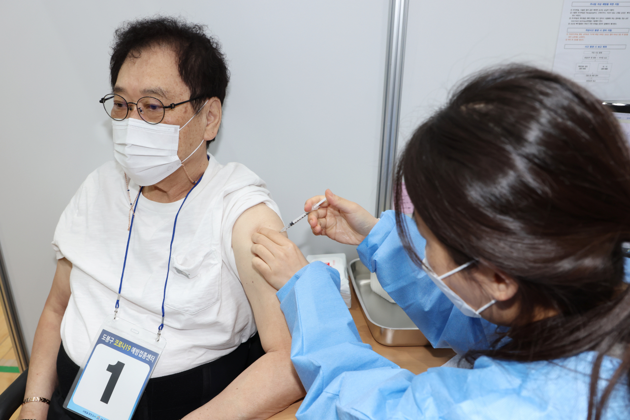 지난 15일 개소한 서울 도봉구 창동문화체육센터 내 코로나19 예방접종센터에서 첫 접종대상자가 백신 접종을 하고 있다. [연합]