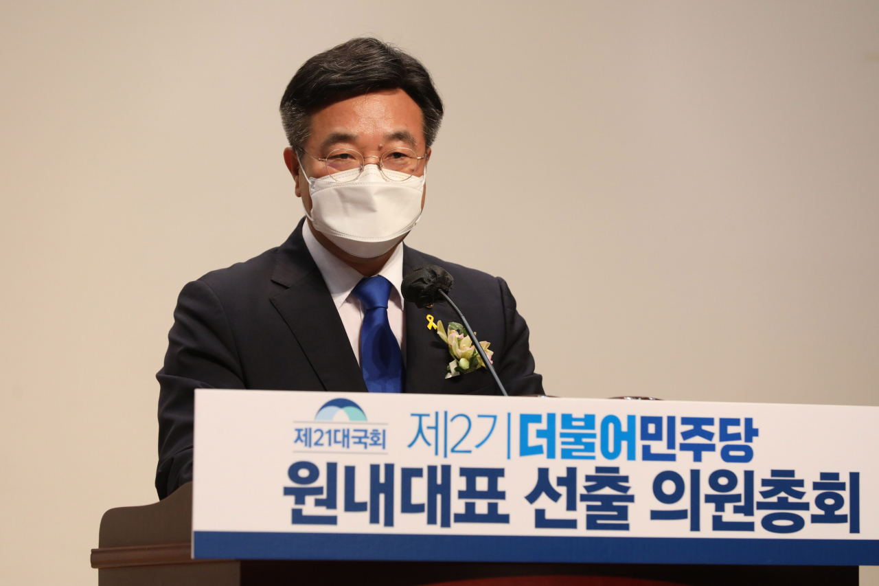 16일 오전 국회 의원회관에서 열린 더불어민주당 원내대표 선출을 위한 의원총회에서 윤호중 후보가 정견 발표를 하고 있다. 이상섭 기자