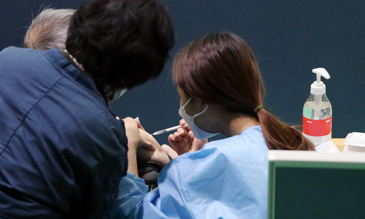 광주광역시 전체 자치구로 화이자 코로나19 백신 접종이 확대 시행된 지난 15일 오전 광주 북구 예방접종센터에서 75세 이상 노인들이 백신 접종을 받고 있다. [연합]