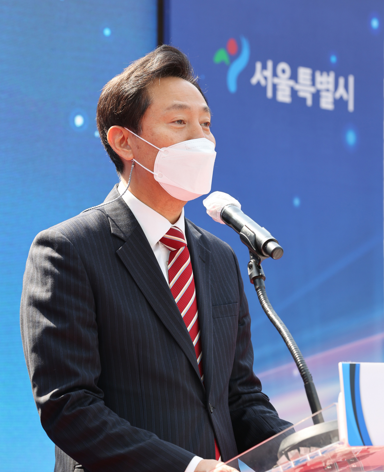 오세훈 서울시장이 15일 오후 서울 여의도에서 열린 신월여의지하도로 개통식에서 인사말을 하고 있다. 연합뉴스