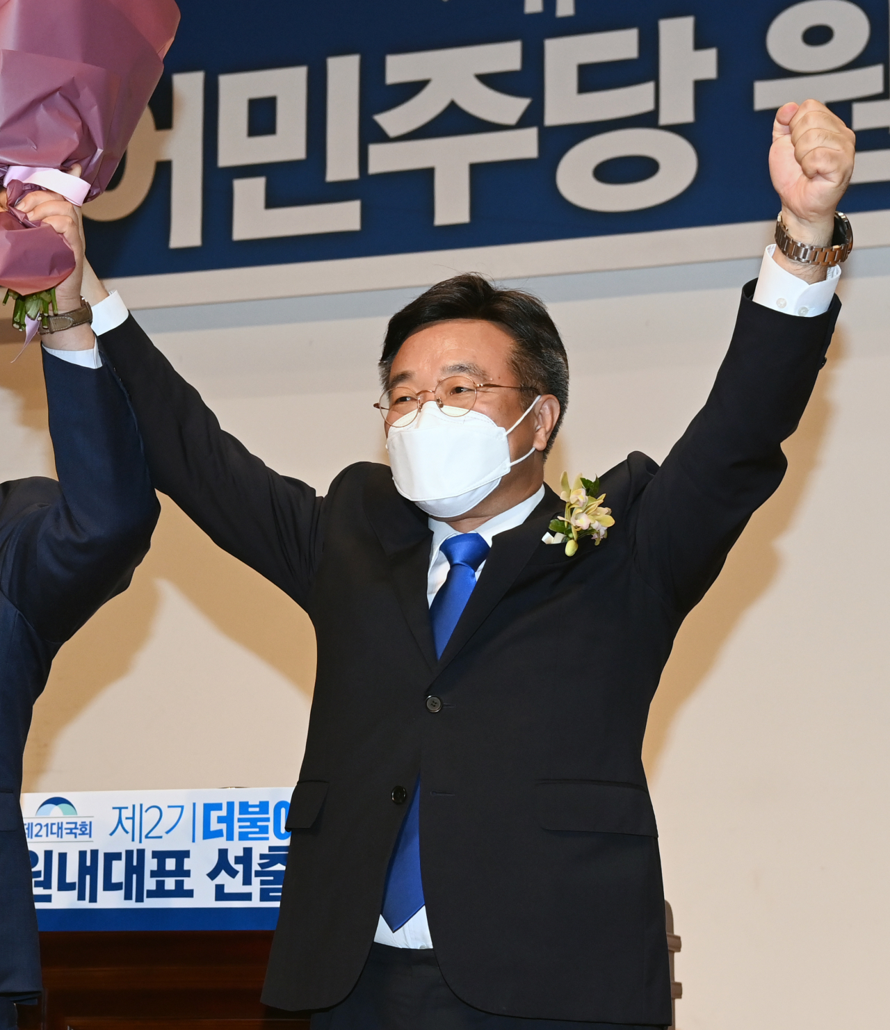16일 오전 국회 의원회관에서 열린 더불어민주당 원내대표 선출을 위한 의원총회에서 신임 윤호중 원내대표가 손을 들어 인사하고 있다. [사진=이상섭 기자/babtong@heraldcorp.com]