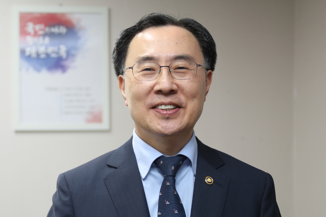 16일 정부서울청사에서 산업통상자원부 장관에 내정된 문승욱 국무조정실 국무2차장이 업무를 보던 중 환한 표정을 짓고 있다. [연합]