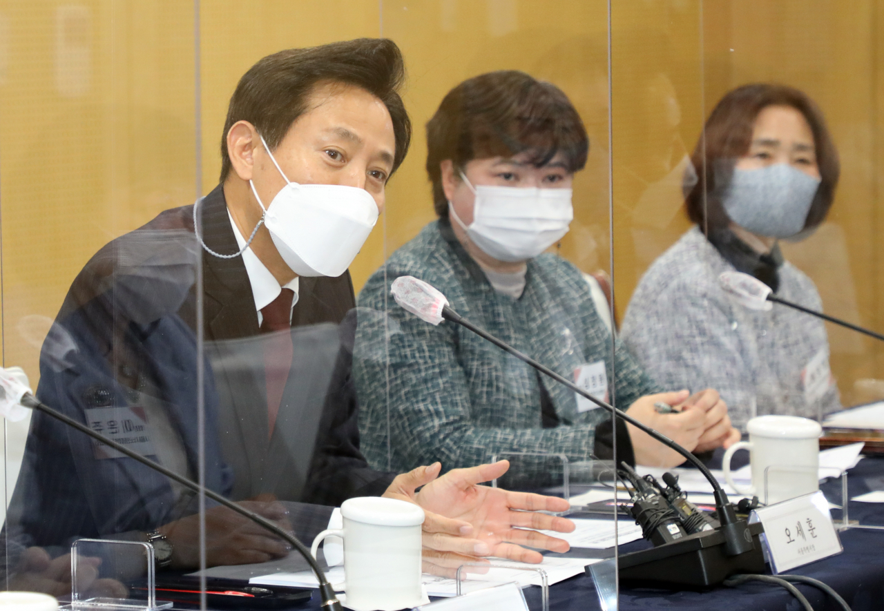 오세훈 서울시장이 지난 16일 시청에서 사회복지 직능단체장들과의 간담회에 참석하고 있다. 연합뉴스