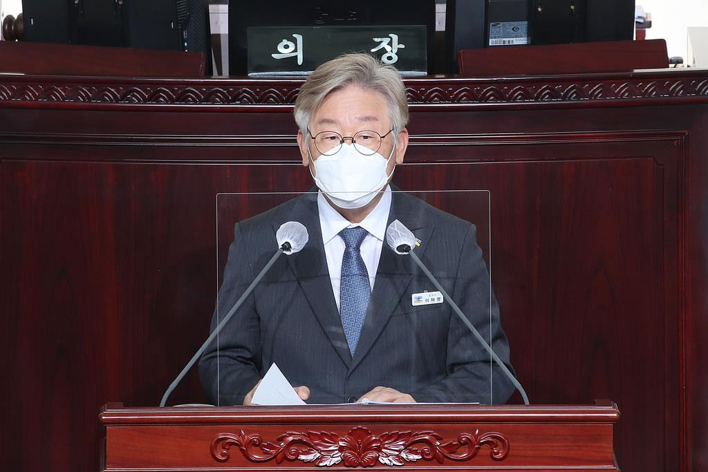 이재명 경기도지사가 지난 15일 경기도의회 임시회에 참석해 질문에 답변하고 있다. [경기도 제공]