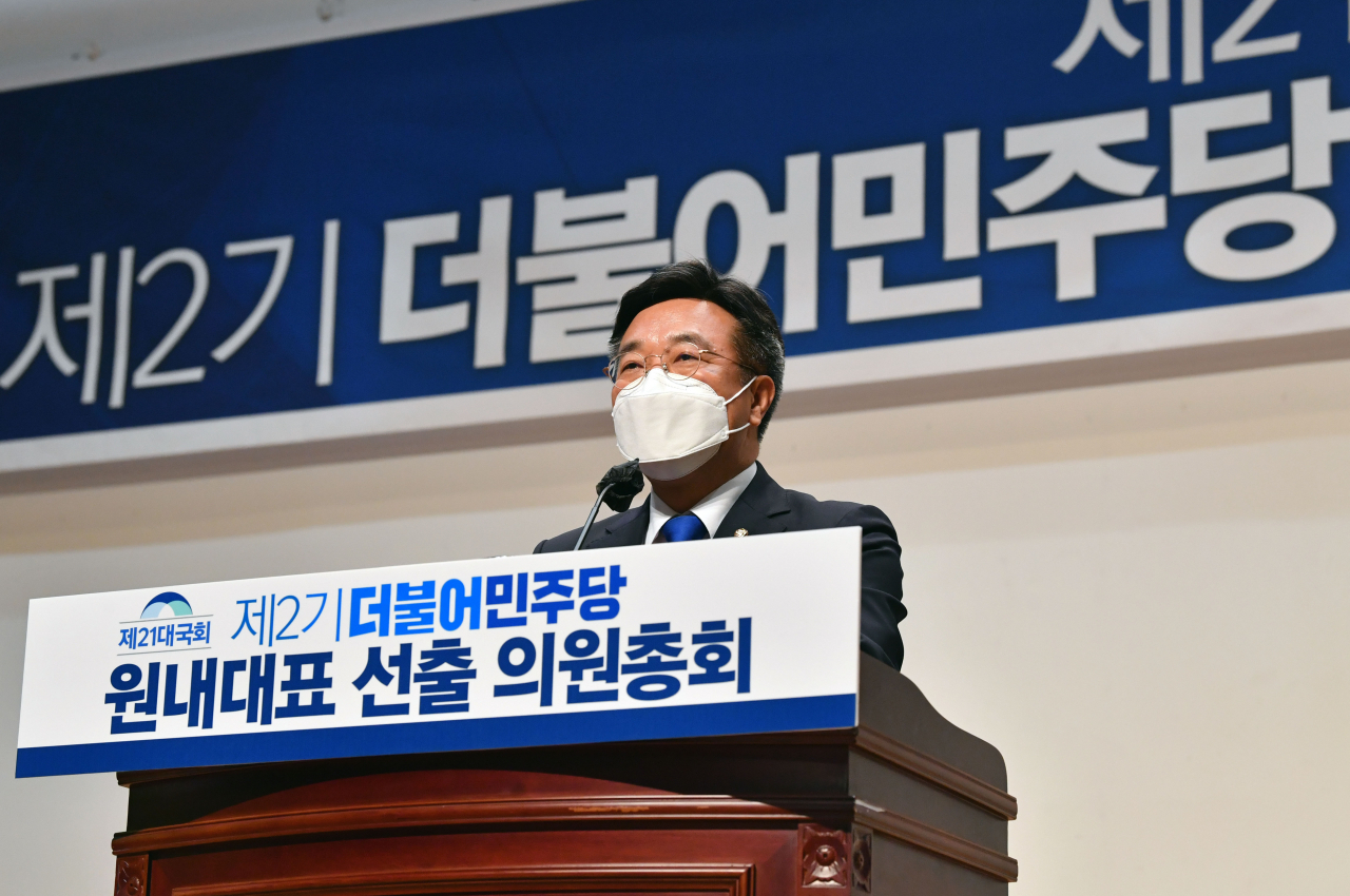 더불어민주당 새 원내대표에 선출된 윤호중 의원이 16일 서울 여의도 국회 의원회관에서 열린 제2기 원내대표 선출 의원총회에서 당선 소감을 말하고 있다. [국회사진기자단]