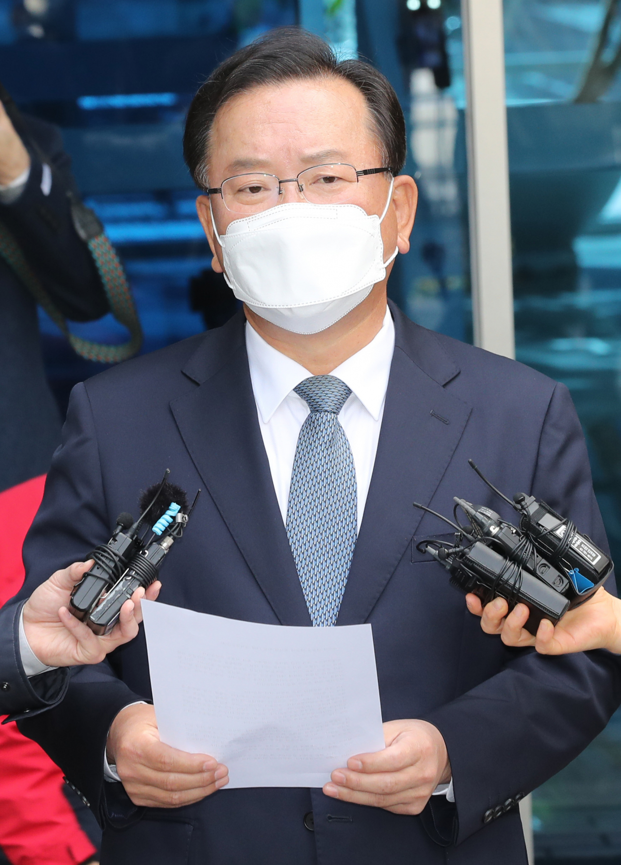 김부겸 국무총리 후보자가 16일 오후 서울시 종로구 임시 사무실이 마련된 금융연수원에서 업무보고를 받은 뒤 건물 밖으로 나와 소감을 밝히고 있다. [연합]