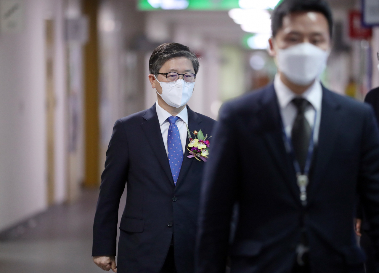 변창흠 국토교통부 장관이 16일 오후 세종시 정부세종청사에서 열린 이임식장으로 향하고 있다. [연합뉴스]