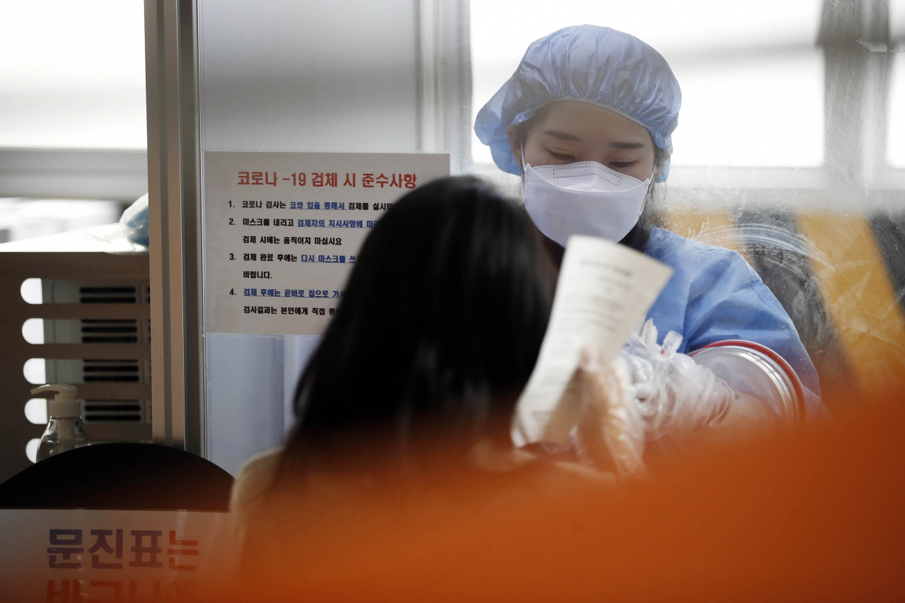 16일 오전 광주 북구 선별진료소에 광주·전남 신규 코로나19 확진자가 늘어나면서 검사를 받으려는 시민들의 방문이 늘어난 모습이다. [연합]