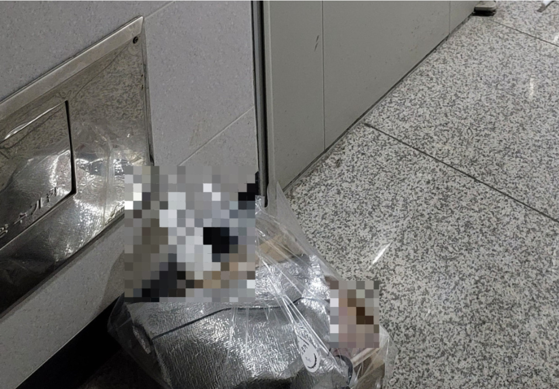 배달의민족이 운영하는 배달 전문마트 ‘B마트’ 물건이 문 앞에 놓여 있다. 사진은 기사와 무관. [온라인 커뮤니티 갈무리]