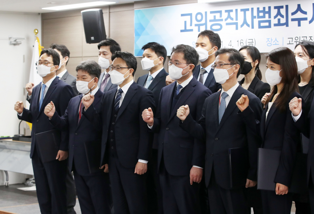 김진욱 고위공직자범죄수사처장(앞줄 왼쪽 세번째)이 16일 오후 경기도 정부과천청사 공수처에서 열린 신임 검사 임명장 수여식에서 검사들과 기념촬영하고 있다. [연합]