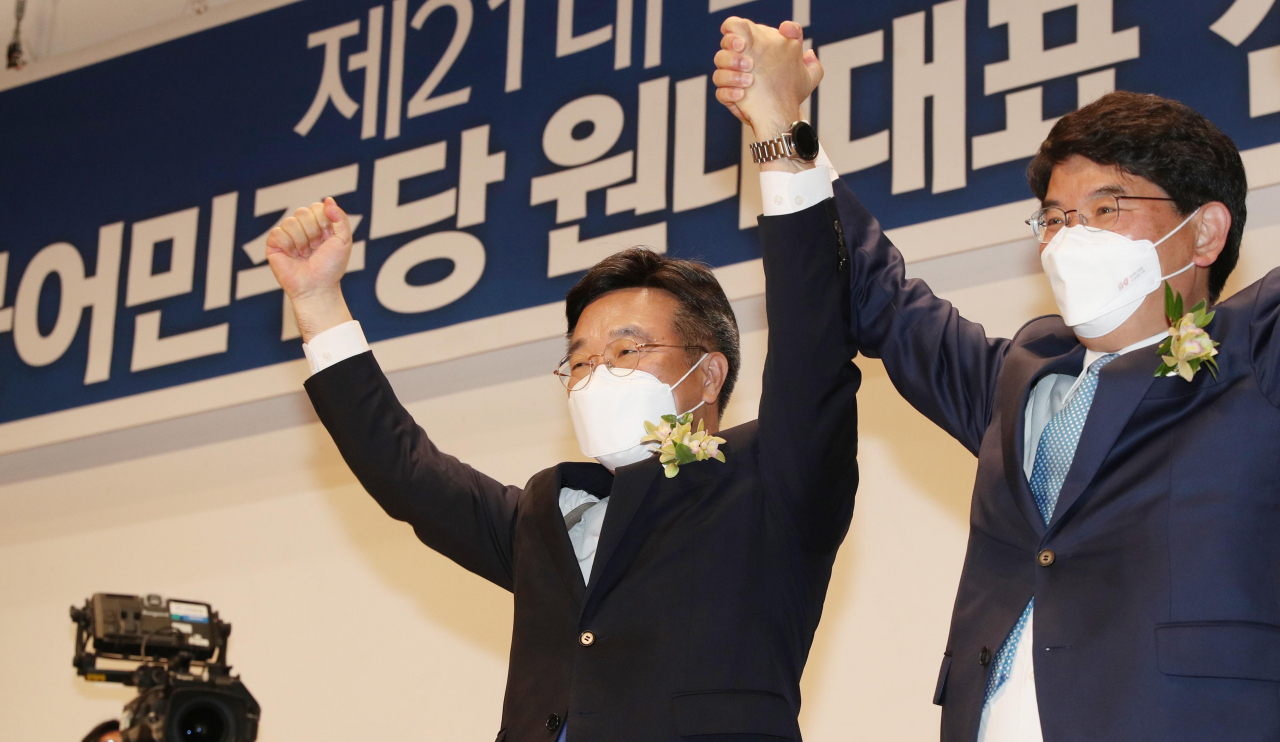 지난 16일 오전 국회 의원회관에서 열린 더불어민주당 원내대표 선출을 위한 의원총회에서 신임 윤호중 원내대표(왼쪽)가 함께 경쟁했던 박완주 의원과 함께 인사하고 있다. 이상섭 기자