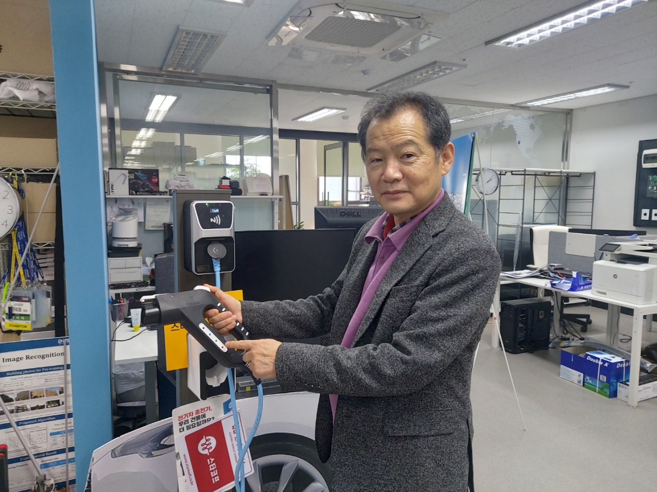 안태효 스타코프 대표가 콘센트형 전기차 충전기인 ‘차지콘’에 대해 설명하고 있다. [유재훈 기자]