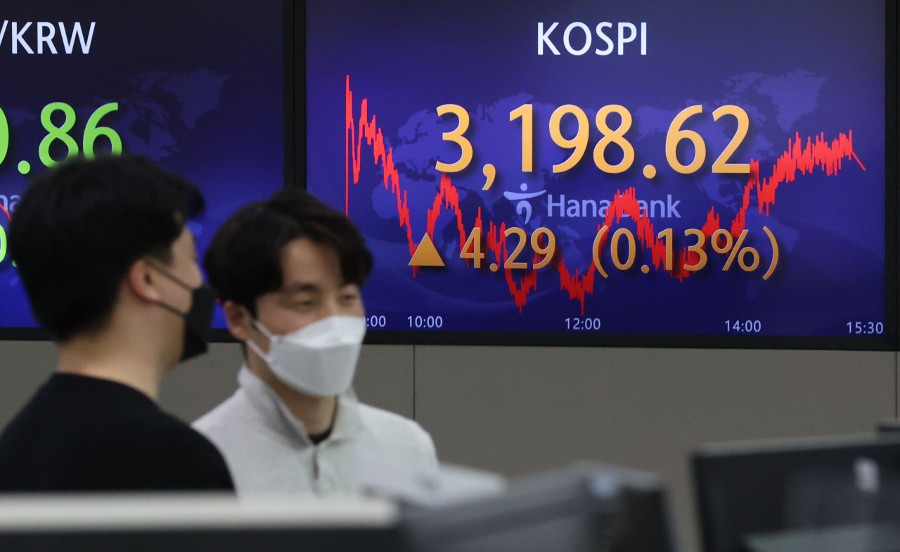 The benchmark Korea Composite Stock Price Index is displayed inside a dealing room at a Hana Bank branch in Jung-gu, central Seoul, on Friday. The index gained 0.13 percent Friday to close at 3,198.62. (Yonhap)