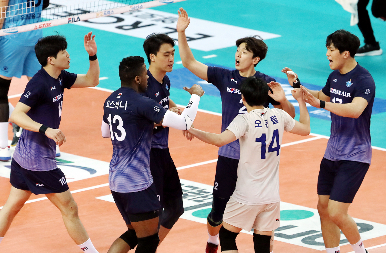 17일 인천 계양체육관에서 열린 2020-2021 V리그 배구 남자부 챔피언결정전 5차전에서 대한항공이 우리카드를 세트 스코어 3-1(24-26 28-26 27-25 25-17)로 물리치고 통합 우승을 차지했다. 사진은 1세트 대한항공 선수들이 득점한 뒤 서로 격려하고 있는 모습. [연합]