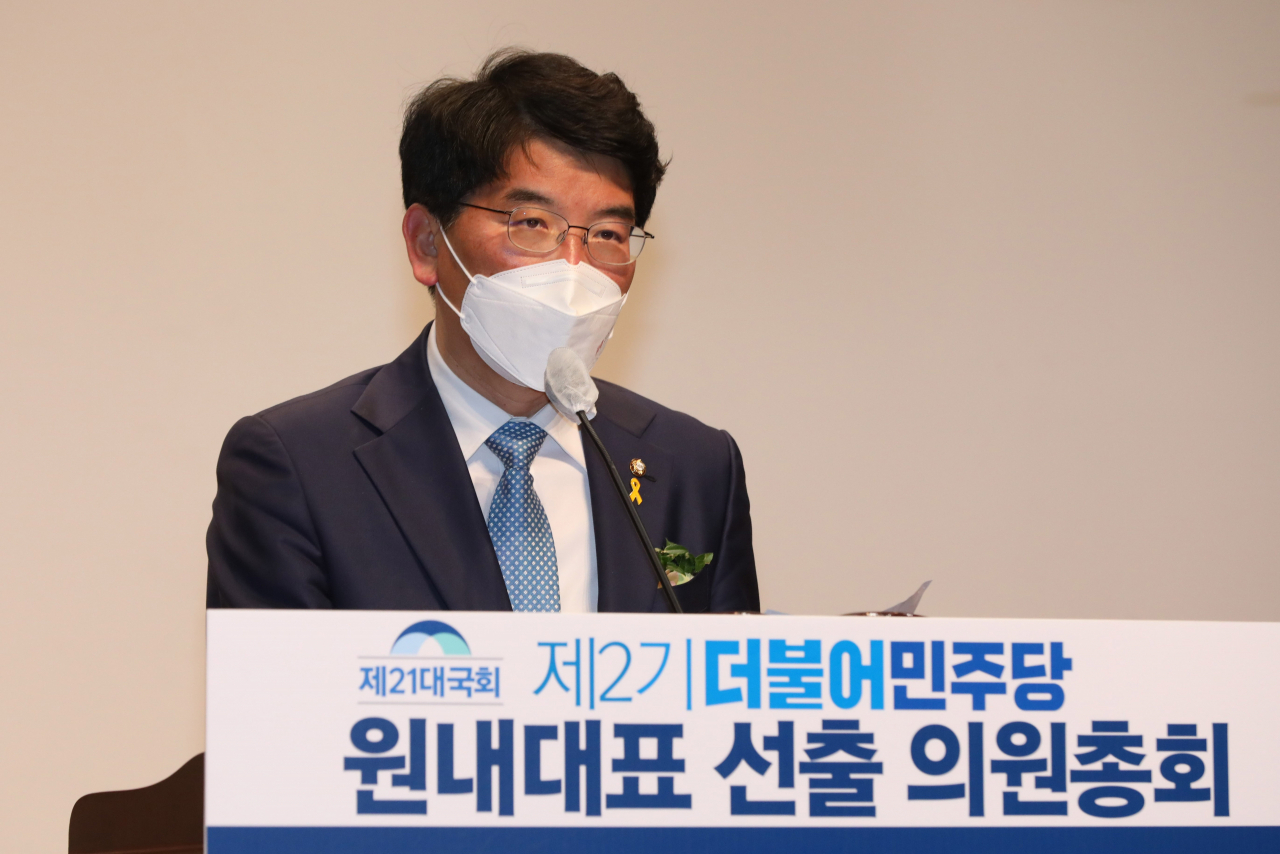 16일 오전 국회 의원회관에서 열린 더불어민주당 원내대표 선출을 위한 의원총회에서 박완주 후보가 정견 발표를 하고 있다. 이상섭 기자/babtong@heraldcorp.com