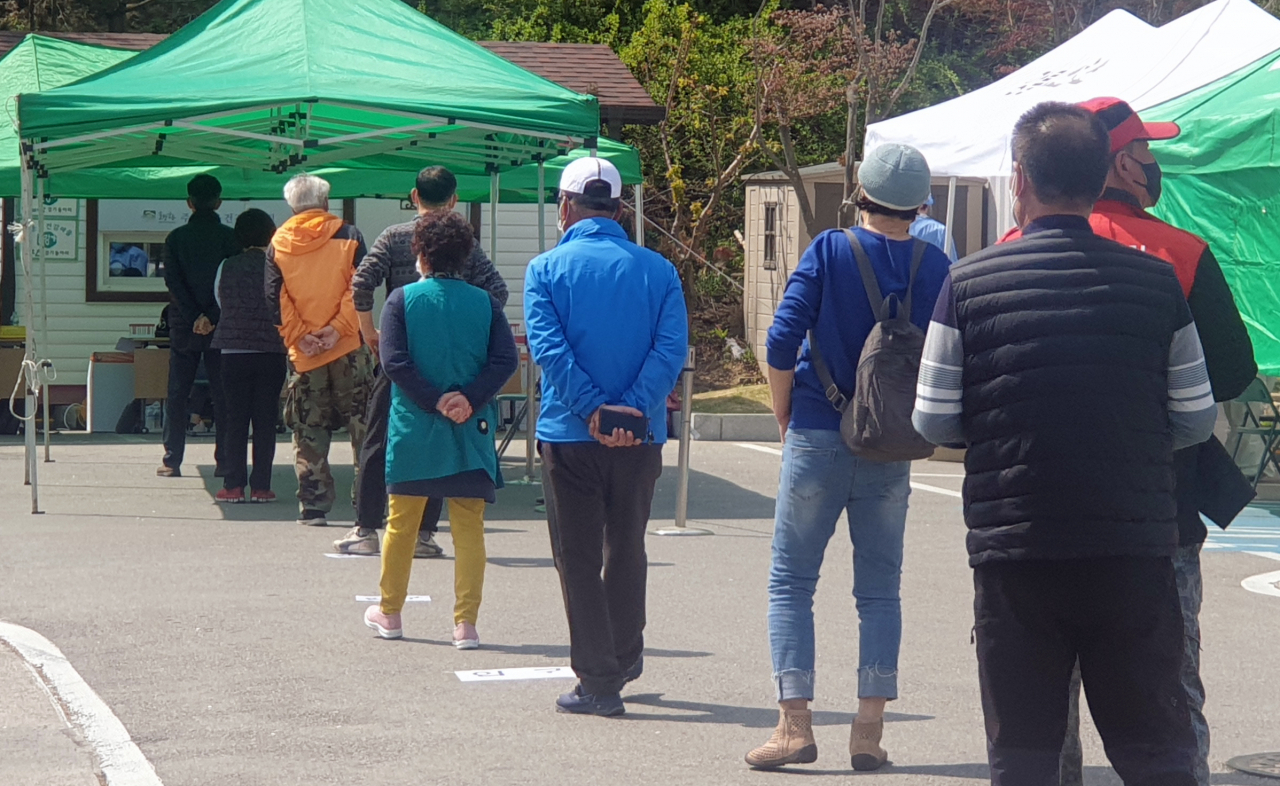 지난 16일 코로나19 확진자 4명이 추가 발생한 강원 강릉시 주문진읍에 설치한 선별진료소에서 주민이 검사를 기다리고 있다. [연합]