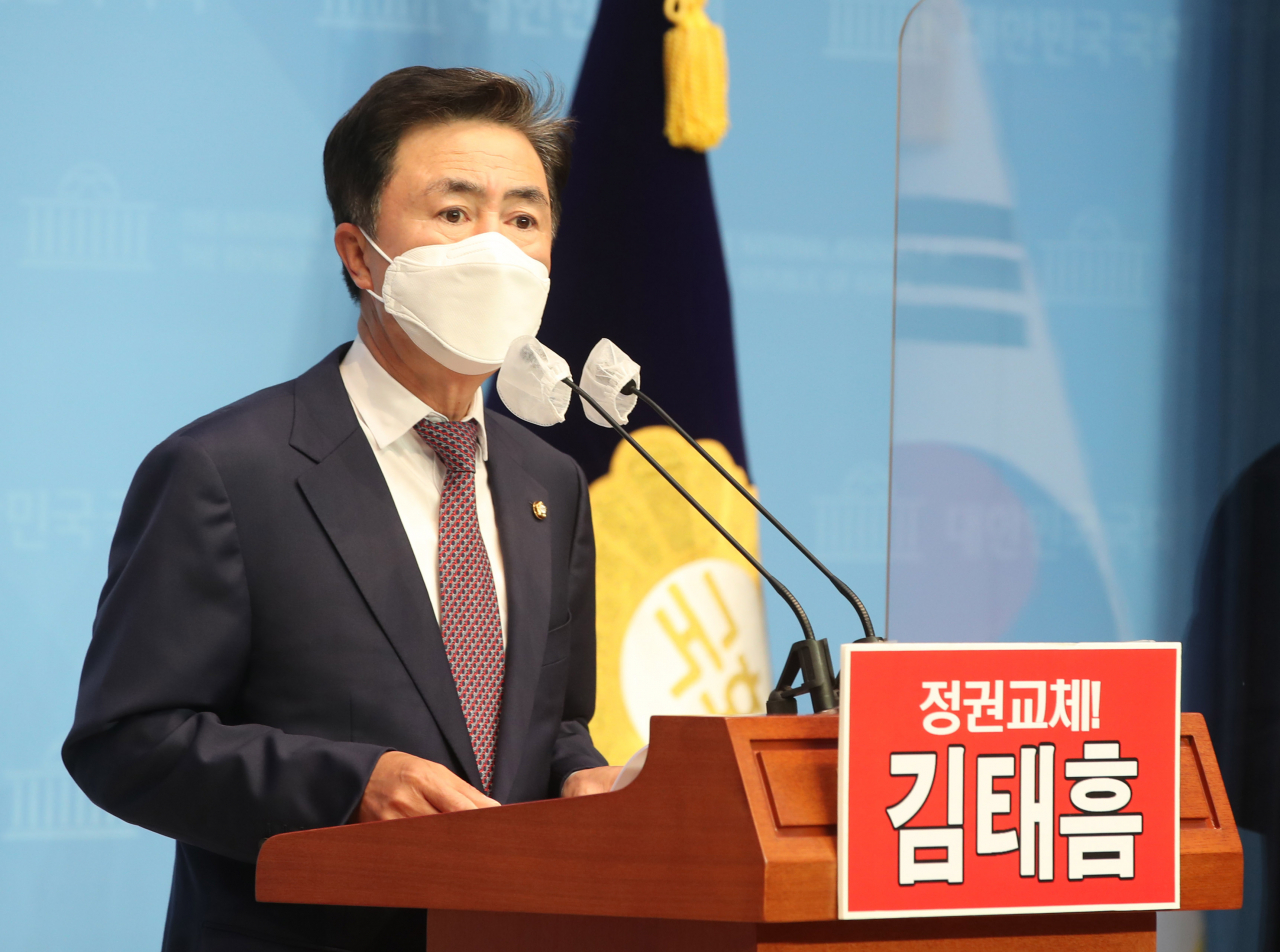 김태흠 국민의힘 의원이 지난 18일 국회 소통관에서 기자회견을 열고 원내대표 경선 출마를 선언하고 있다. [연합]