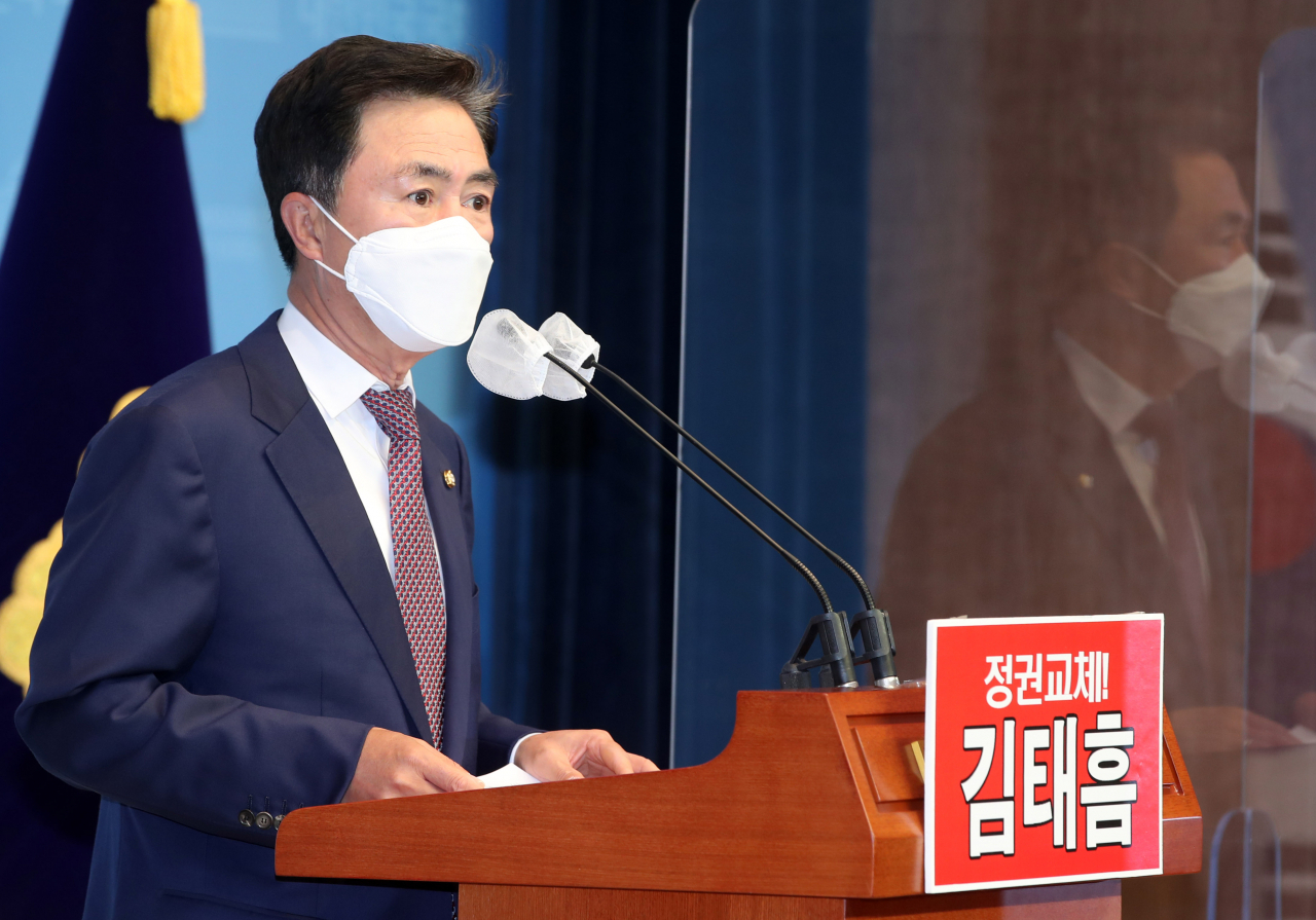 김태흠 국민의힘 의원이 18일 국회 소통관에서 기자회견을 열고 원내대표 경선 출마를 선언하고 있다. [연합]