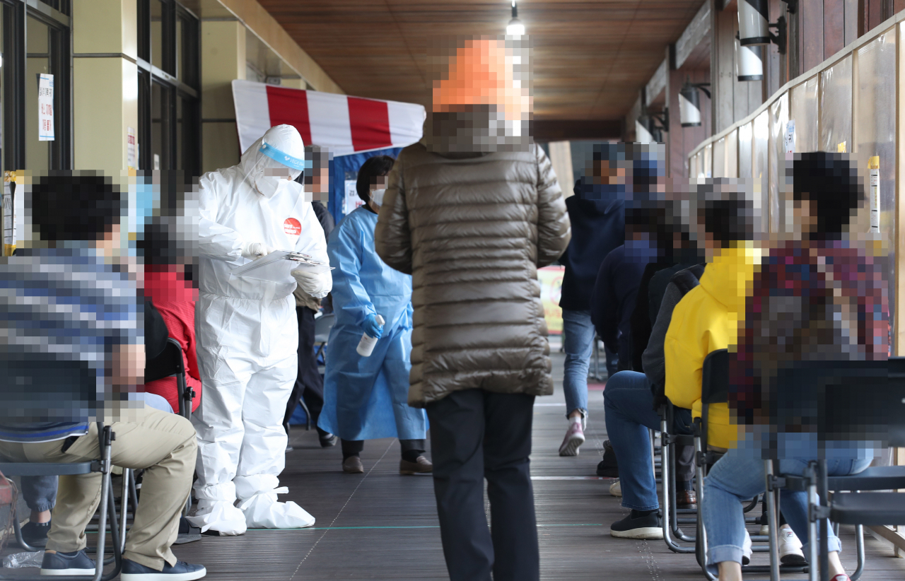 18일 오전 서울 송파구 보건소 선별진료소에서 시민들이 코로나19 검사를 받기 위해 기다리고 있다. [연합]