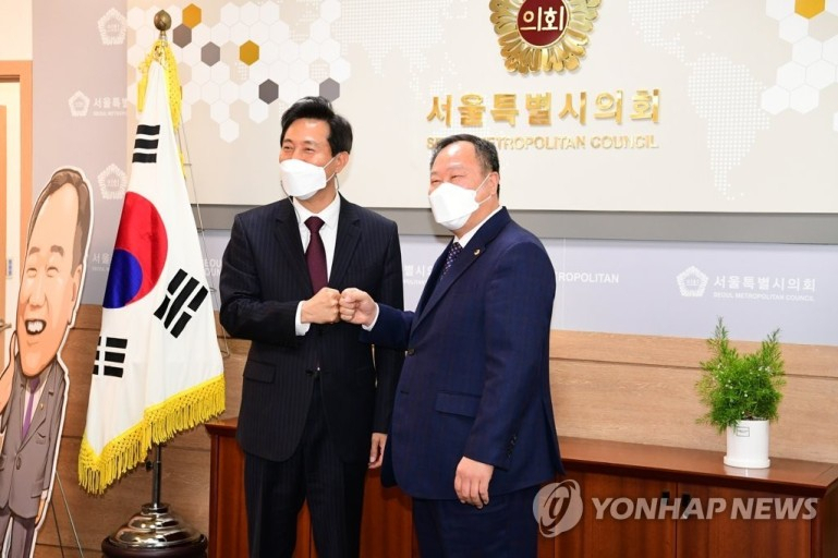 오세훈 시장이 취임 첫 날인 지난 4월 8일 서울시의회를 찾아 김인호 시의회 의장과 기념촬영을 하고 있다.