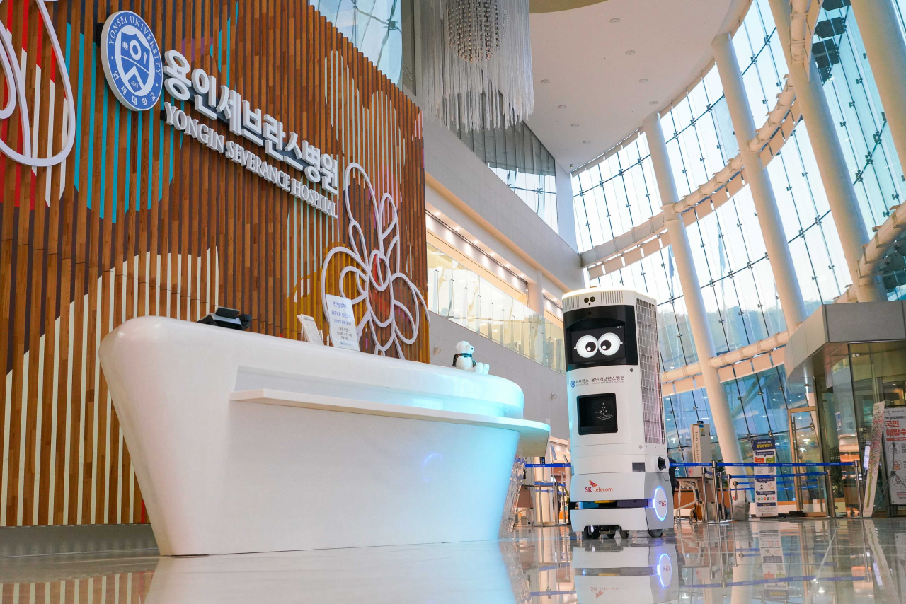 SK텔레콤과 용인세브란스병원이 공동 구축한 5G 복합방역로봇 ‘키미(Keemi)’ [SK텔레콤 제공]