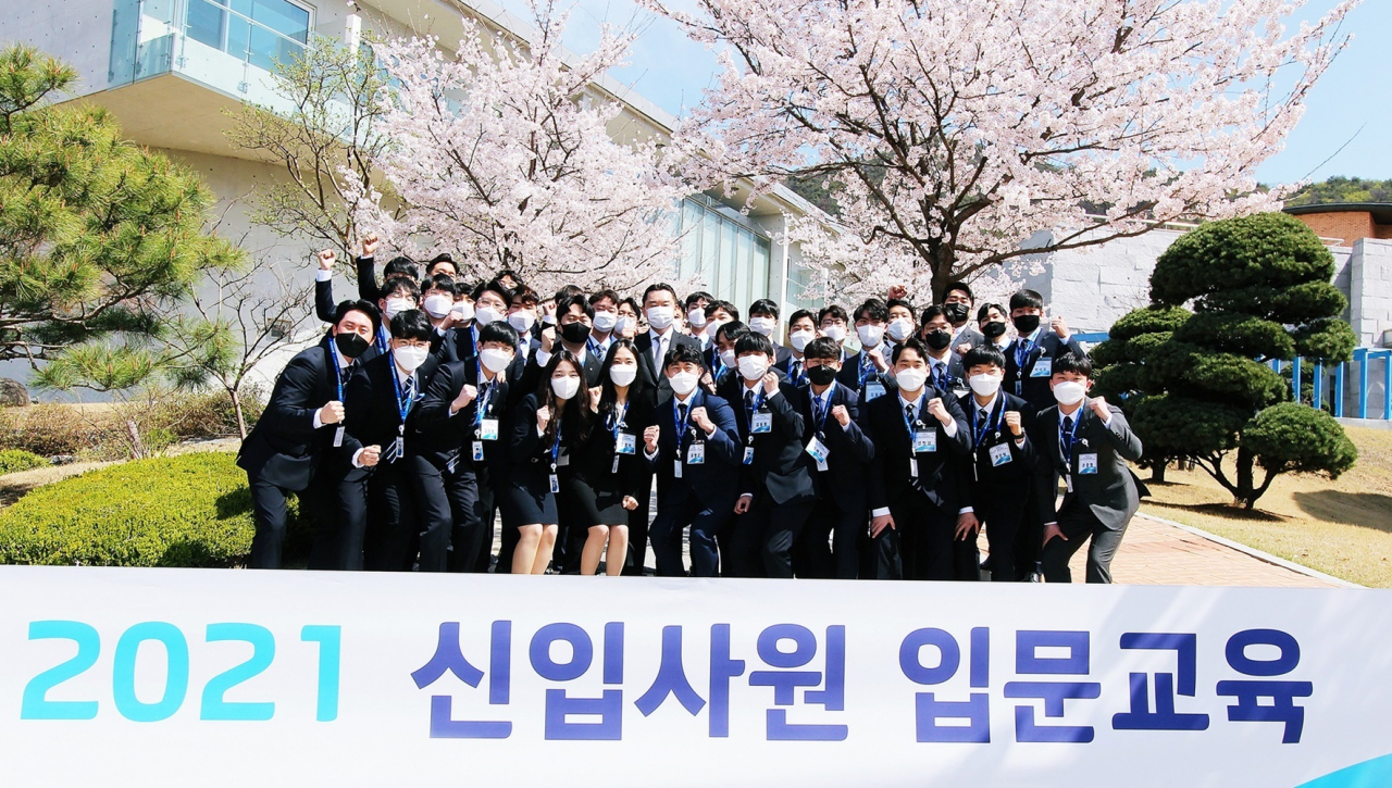 하이트진로 2021 신입사원들이 김인규 대표와 기념촬영을 했다. [하이트진로 제공]